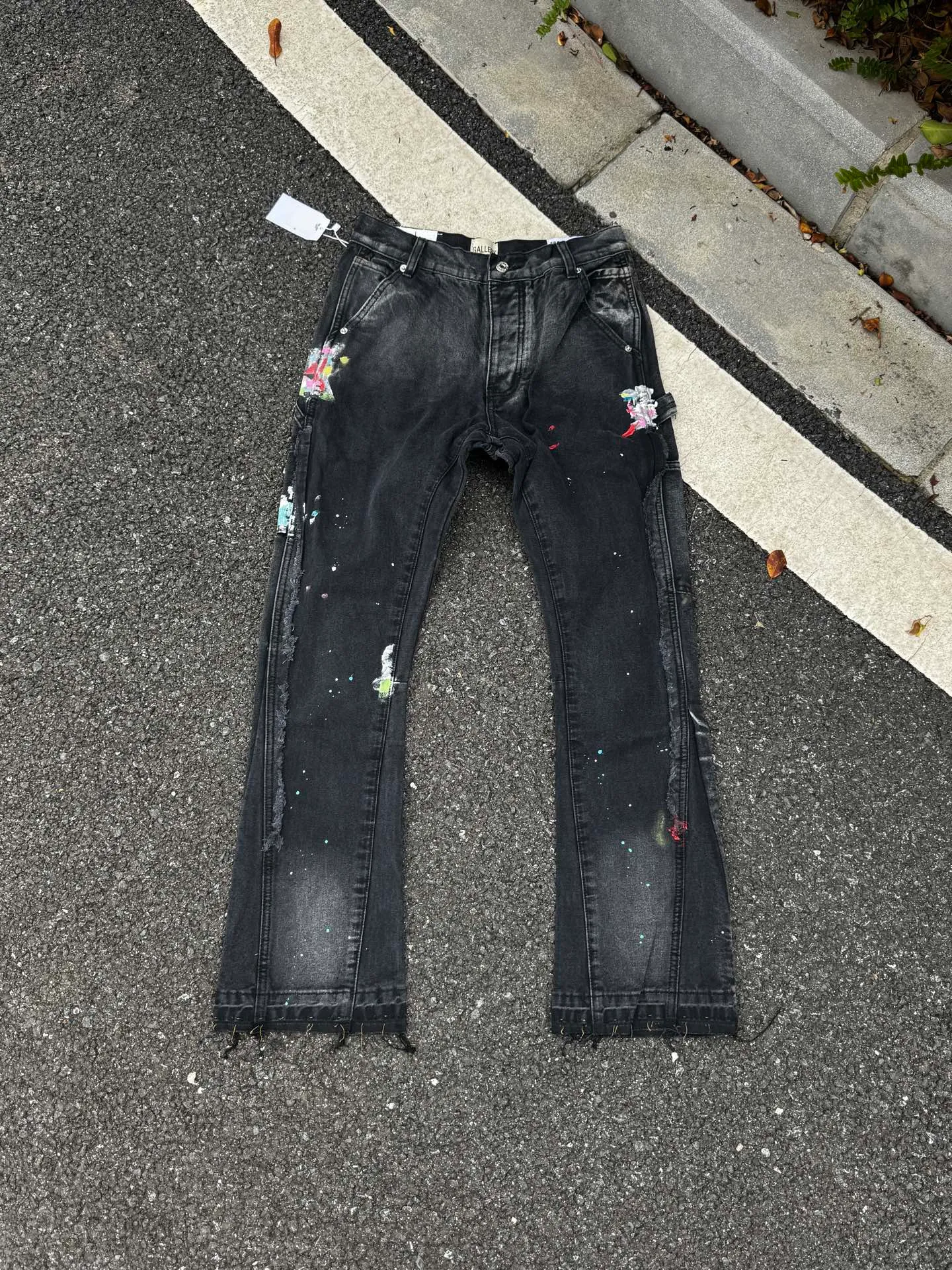 P250💰G95 GALLERY DEPT. Spliced ​​patches, ink-splashed denim bell-bottoms, washed distressed spliced ​​jeans, denim washing factory. During the process, the owner of the washing factory helped introduce a boss who once worked at the Levi OEM factory and then started his own business. This also paved the way for the following styles. Therefore, Levi's remodeled single product for the base plate is really familiar. Whether it is the fabrics supplied or the lathes used in production, there is nothing to choose from. -Color: Black -Size: S-XXL (corresponding to 28-36)